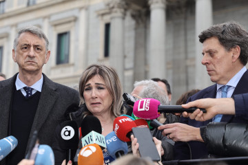 Archivo - La madre de Marta Calvo, Marisol Burón, ofrece declaraciones a los medios durante una concentración para ampliar el Código Penal, frente al Congreso de los Diputados, a 29 de marzo de 202