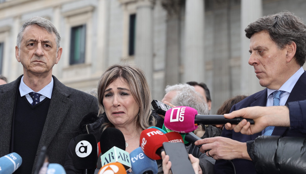 Archivo - La madre de Marta Calvo, Marisol Burón, ofrece declaraciones a los medios durante una concentración para ampliar el Código Penal, frente al Congreso de los Diputados, a 29 de marzo de 202