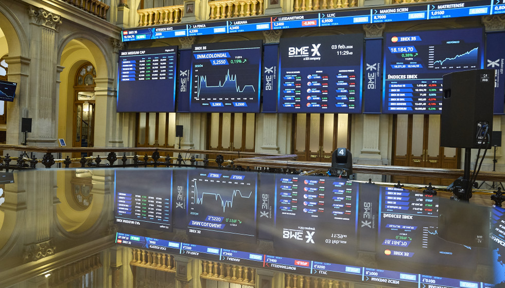 Archivo - Paneles informativos en el Palacio de la Bolsa de Madrid, a 3 de febrero de 2026, en Madrid (España).