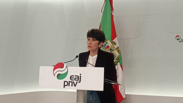La portavoz del PNV en el Congreso de los Diputados, Maribel Vaquero, en una rueda de prensa en Bilbao.