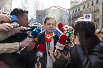 El presidente de la Junta de Castilla y León, Alfonso Fernández Mañueco, a su llegada a la reunión de la Junta Directiva Nacional del partido en la sede del PP en la calle Génova, a 16 de marzo d