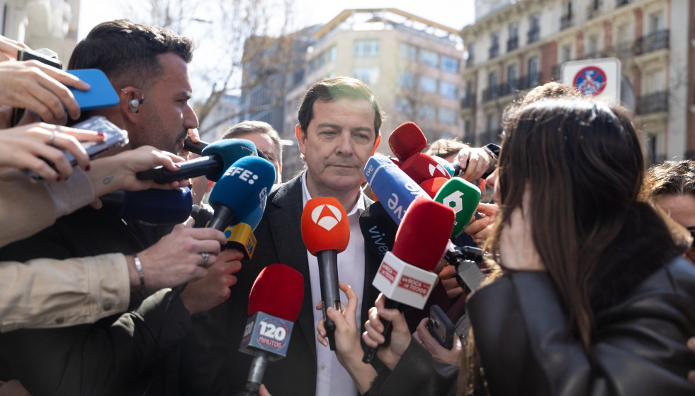 El presidente de la Junta de Castilla y León, Alfonso Fernández Mañueco, a su llegada a la reunión de la Junta Directiva Nacional del partido en la sede del PP en la calle Génova, a 16 de marzo d