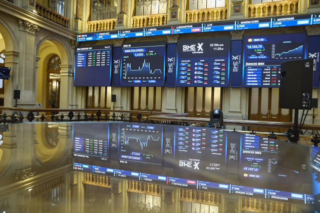 Archivo - Paneles informativos en el Palacio de la Bolsa de Madrid, a 3 de febrero de 2026, en Madrid (España).