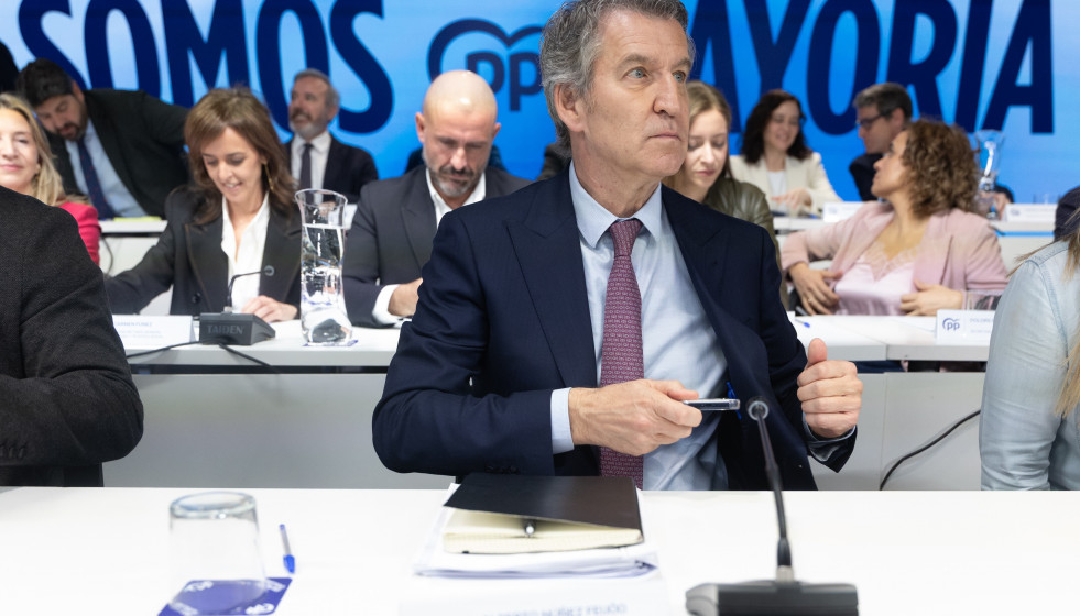 El presidente del Partido Popular, Alberto Núñez Feijóo, a su llegada a la reunión de la Junta Directiva Nacional del partido en la sede del PP en la calle Génova, a 16 de marzo de 2026, en Madri