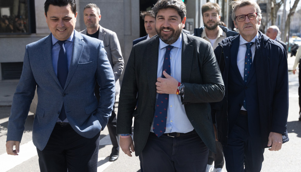 El presidente de la Región de Murcia, Fernando López Miras (c), a su llegada a la reunión de la Junta Directiva Nacional del partido en la sede del PP en la calle Génova, a 16 de marzo de 2026, en