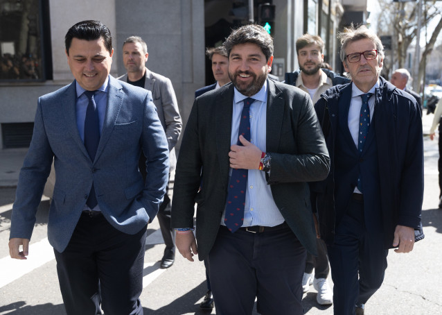 El presidente de la Región de Murcia, Fernando López Miras (c), a su llegada a la reunión de la Junta Directiva Nacional del partido en la sede del PP en la calle Génova, a 16 de marzo de 2026, en Madrid (España).