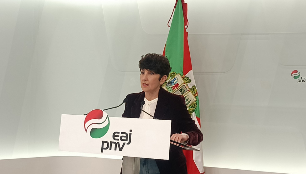 La portavoz del PNV en el Congreso, Maribel Vaquero, en rueda de prensa.