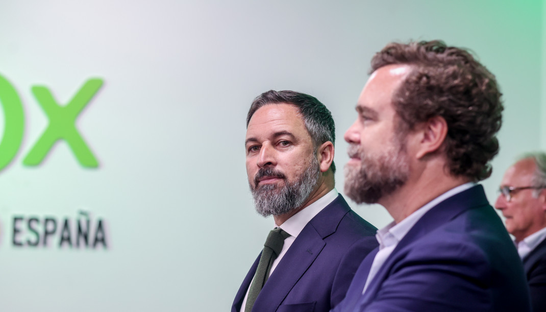 Archivo - El líder de VOX, Santiago Abascal (i) y el portavoz nacional del partido en el Congreso, Iván Espinosa de los Monteros (d), durante una rueda de prensa, en la sede nacional de VOX, a 29 de