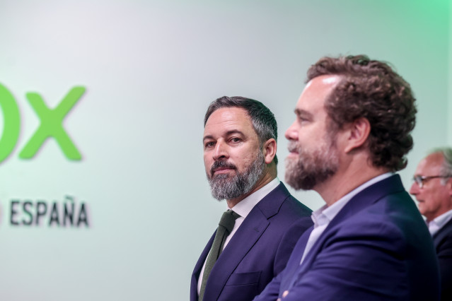 Archivo - El líder de VOX, Santiago Abascal (i) y el portavoz nacional del partido en el Congreso, Iván Espinosa de los Monteros (d), durante una rueda de prensa, en la sede nacional de VOX, a 29 de mayo de 2023, en Madrid (España).