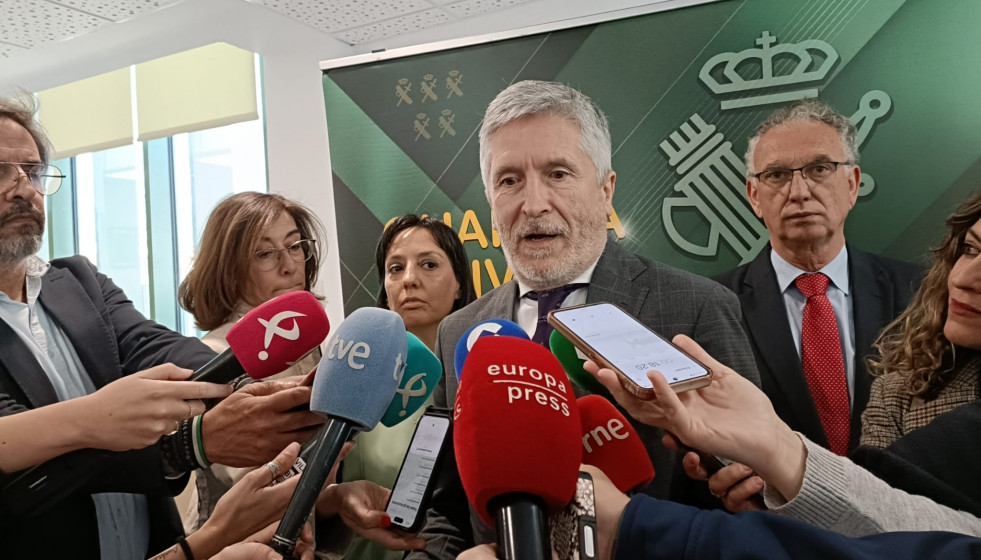 El ministro del Interior, Fernando Grande-Marlaska, atiende a los medios de comunicación durante la inauguración del nuevo cuartel de la Guardia Civil en Castuera.