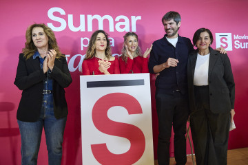 Archivo - La vicepresidenta segunda, Yolanda Díaz (C), el ministro de Cultura, Ernest Urtasun (2D), las europarlamentarias Vula Tsetsi (d), y Estrella Galán (I),  y la coordinadora de Sumar, Lara He