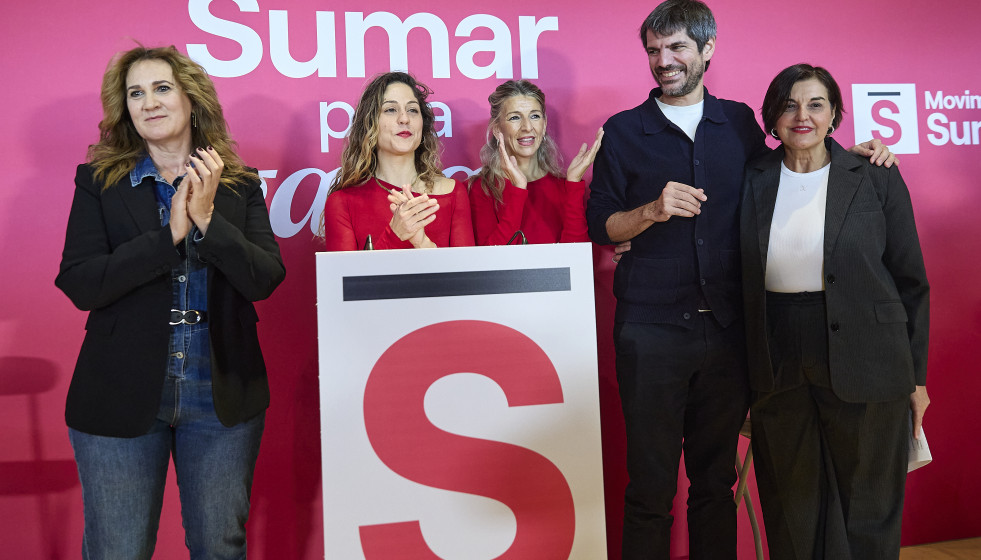 Archivo - La vicepresidenta segunda, Yolanda Díaz (C), el ministro de Cultura, Ernest Urtasun (2D), las europarlamentarias Vula Tsetsi (d), y Estrella Galán (I),  y la coordinadora de Sumar, Lara He