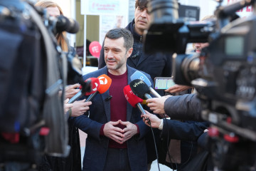 El ministro de Derechos Sociales, Pablo Bustinduy, en una atención a medios en la plaza de Fuente Dorada de Valladolid.