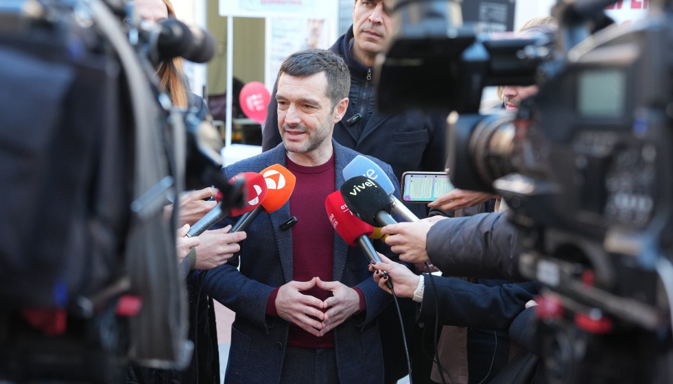 El ministro de Derechos Sociales, Pablo Bustinduy, en una atención a medios en la plaza de Fuente Dorada de Valladolid.