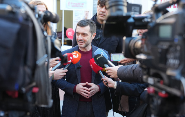El ministro de Derechos Sociales, Pablo Bustinduy, en una atención a medios en la plaza de Fuente Dorada de Valladolid.
