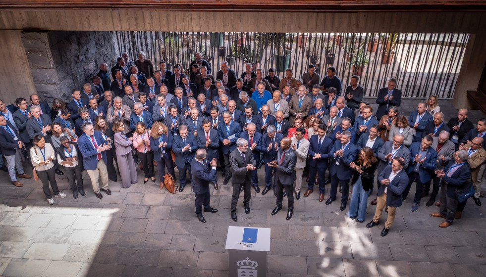 El presidente de Azores, José Manuel Bolieiro, el de Canarias, fernando Clavijo y el de Guayana, Gabriel Serville, en la firma de una declaración conjunta de las RUP contra el nuevo marco financiero
