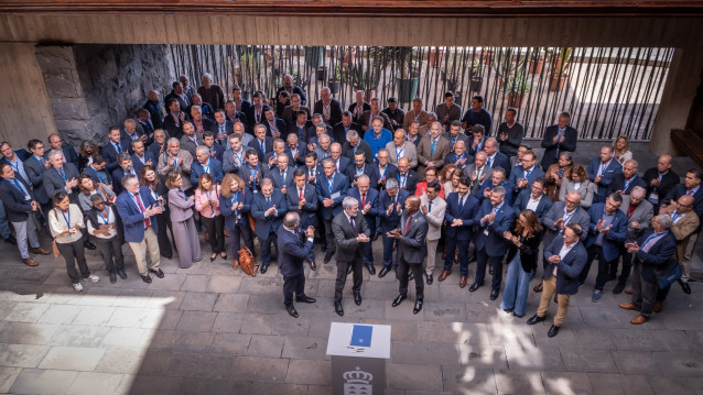 El presidente de Azores, José Manuel Bolieiro, el de Canarias, fernando Clavijo y el de Guayana, Gabriel Serville, en la firma de una declaración conjunta de las RUP contra el nuevo marco financiero de la UE