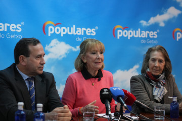 La expresidenta de a Comunidad de Madrid Esperanza Aguirre, con el portavoz del PP en Gtexo, Eduardo Andrade, y la exdiputada Maria Arrue, en la sede de los populares en Getxo.