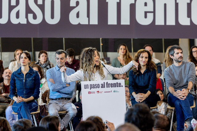 La portavoz de Más Madrid en el Ayuntamiento de Madrid, Rita Maestre (i), la ministra de Sanidad, Mónica García (2d), el coordinador federal de IU, Antonio Maillo (2i), la coordinadora general de Sumar, Lara Hernández (c), y el ministro de Cultura, Ernest