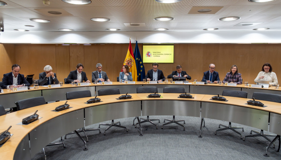 El ministro de Agricultura, Luis Planas, y el ministro de Economía, Comercio y Empresa, Carlos Cuerpo, se han reunido con las industrias de alimentación, de piensos y de fertilizantes