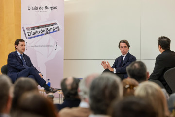 El expresidente del Gobierno José María Aznar junto al presidente del PP de Castilla y León, Alfonso Fernández Mañueco, durante un coloquio celebrado en Burgos