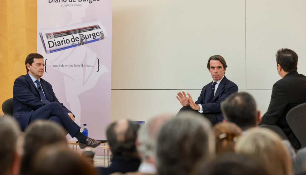 El expresidente del Gobierno José María Aznar junto al presidente del PP de Castilla y León, Alfonso Fernández Mañueco, durante un coloquio celebrado en Burgos