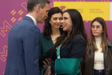 El presidente del Gobierno, Pedro Sánchez, saluda a la analista política Sarah Santaolalla