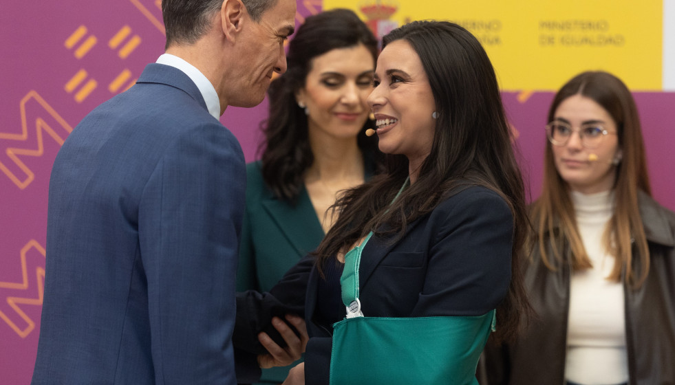 El presidente del Gobierno, Pedro Sánchez, saluda a la analista política Sarah Santaolalla