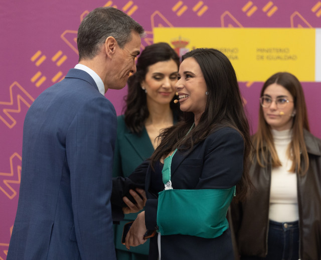 El presidente del Gobierno, Pedro Sánchez, saluda a la analista política Sarah Santaolalla