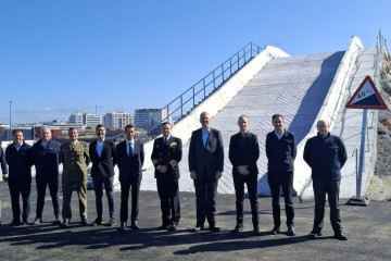 Aniceto Rosique (DIGAM) de Defensa, visita la fábrica de vehículos blindados de Indra en Gijón.