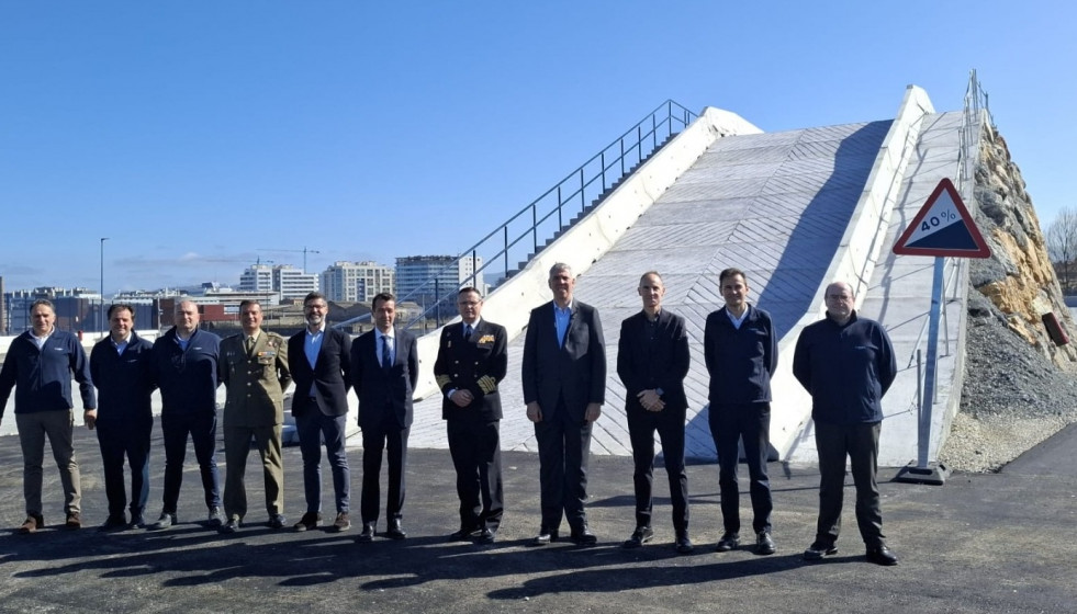 Aniceto Rosique (DIGAM) de Defensa, visita la fábrica de vehículos blindados de Indra en Gijón.