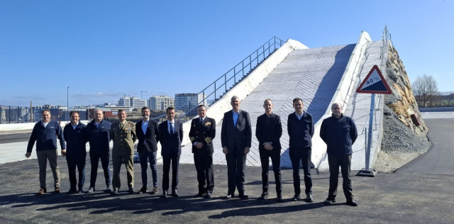 Aniceto Rosique (DIGAM) de Defensa, visita la fábrica de vehículos blindados de Indra en Gijón.