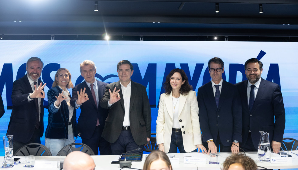 El presidente de la Junta de Castilla y León, Alfonso Fernández Mañueco, el presidente del Partido Popular, Alberto Núñez Feijoó, y la presidenta de la Comunidad de Madrid, Isabel Díaz Ayuso, j