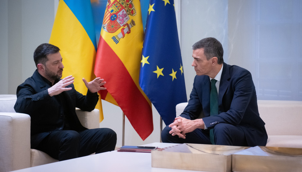 Archivo - El presidente del Gobierno, Pedro Sánchez (d), se reúne con el presidente de Ucrania, Volodímir Zelenski (i), en el Palacio de la Moncloa, a 18 de noviembre de 2025, en Madrid (España).