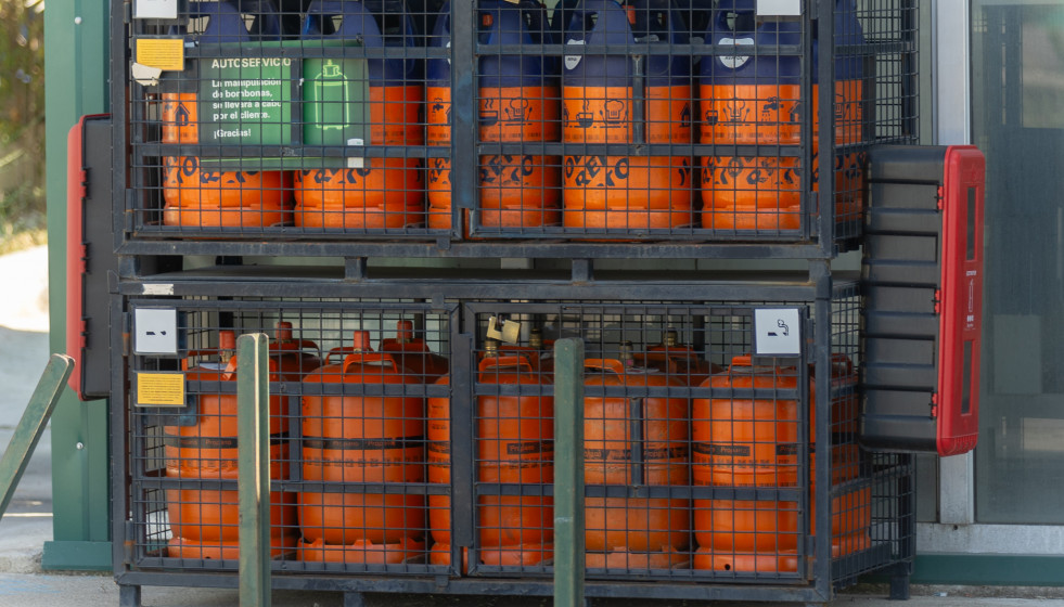 Archivo - Bombonas de butano en una gasolinera, a 16 de julio de 2024, en Madrid (España). El precio máximo de venta al público de la bombona de butano bajará un 5% a partir de hoy, hasta los 15,3