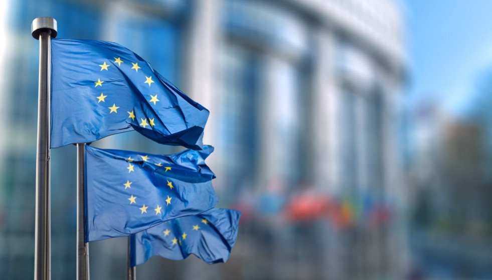 EuropaPress 7343104 imagen recurso banderas ue junto sedes institucionales bruselas