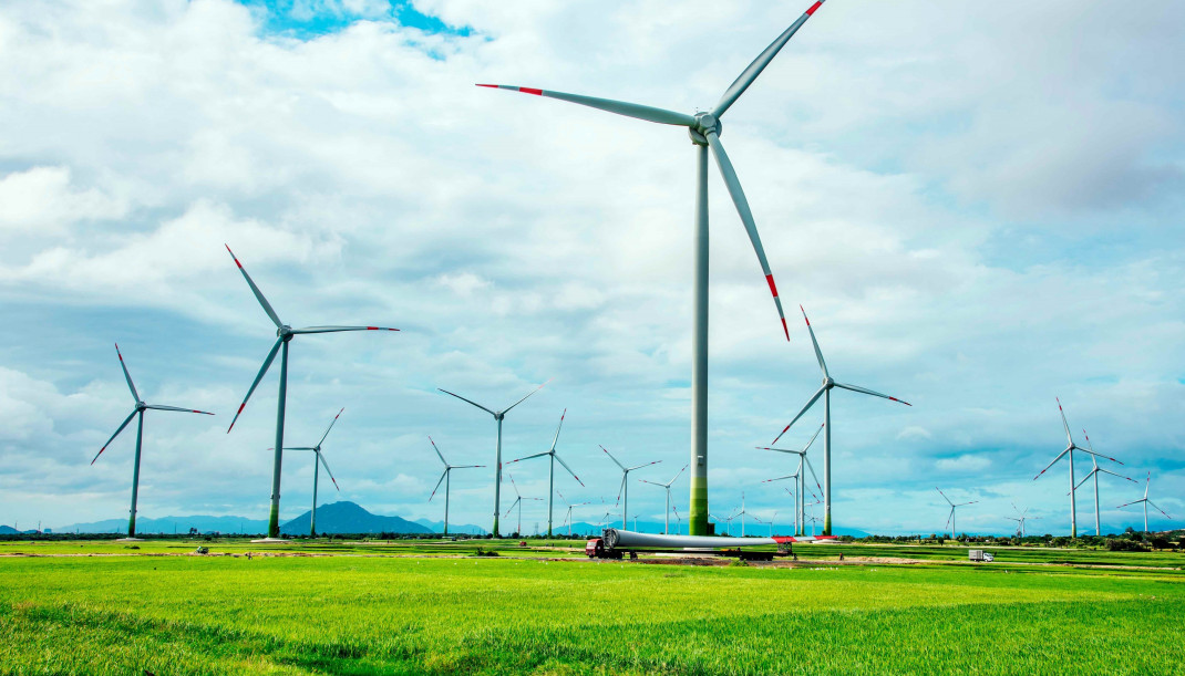 Archivo - Imagen de molinos eólicos.