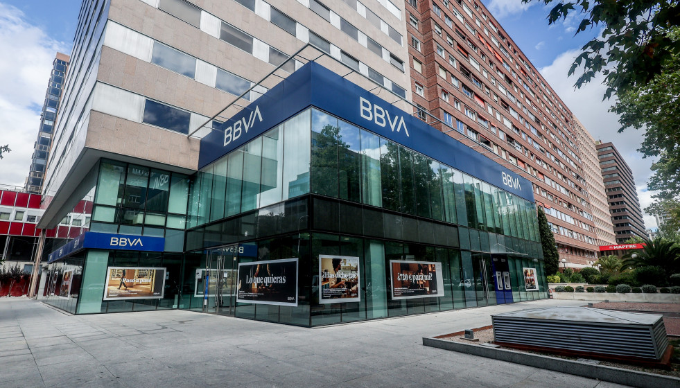 Archivo - Una sucursal del BBVA.