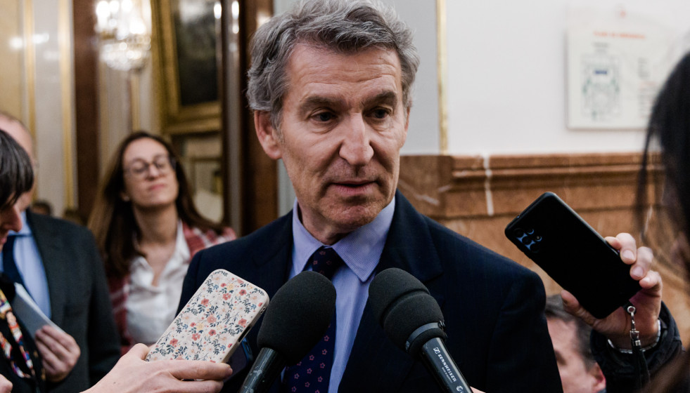 El presidente del PP, Alberto Núñez Feijóo, atiende a los medios de comunicación a su llegada a una sesión plenaria en el Congreso de los Diputados, a 24 de febrero de 2026, en Madrid (España).