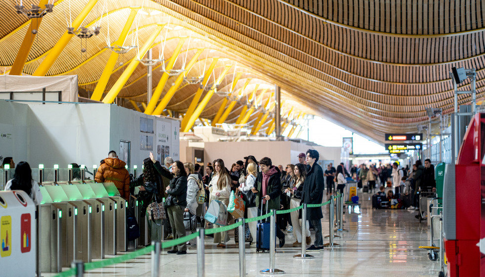 Archivo - Viajeros en el Aeropuerto Adolfo Suárez Madrid-Barajas, a 19 de diciembre de 2025, en Madrid (España). La red de aeropuertos españoles de Aena prevé operar un total de 101.793 vuelos en 
