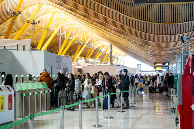 Archivo - Viajeros en el Aeropuerto Adolfo Suárez Madrid-Barajas, a 19 de diciembre de 2025, en Madrid (España). La red de aeropuertos españoles de Aena prevé operar un total de 101.793 vuelos en estas fechas navideñas, entre este viernes, 19 de diciembre