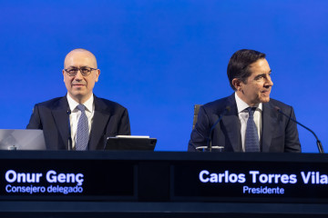 Archivo - El presidente de BBVA, Carlos Torres Vila (d), y el consejero delegado, Onur Genç (i).