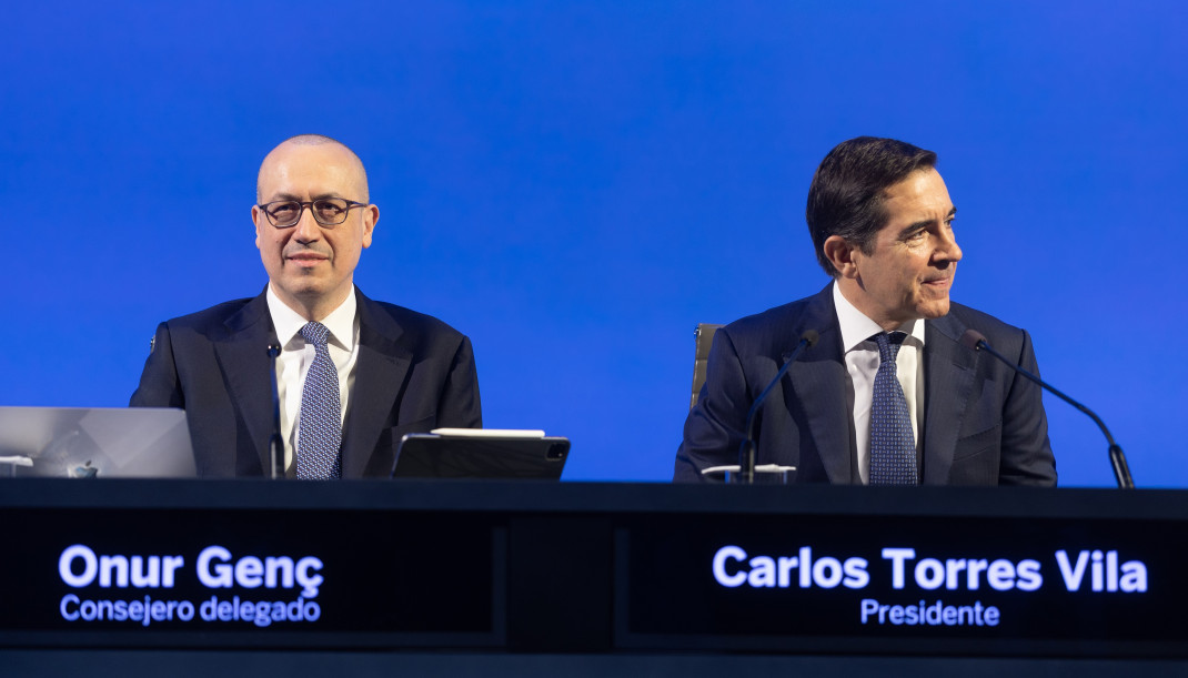 Archivo - El presidente de BBVA, Carlos Torres Vila (d), y el consejero delegado, Onur Genç (i).