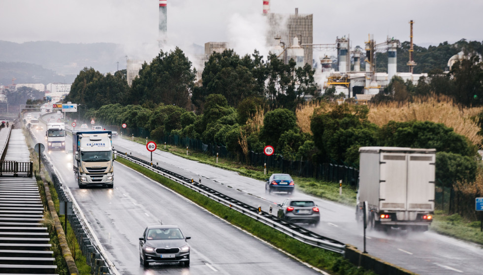 Archivo - Varios vehículos circulan por la carretera, a 2 de febrero de 2026, en Marín, Pontevedra
