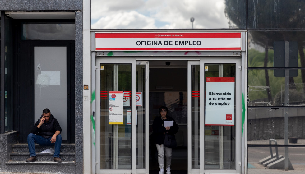 Archivo - Foto de archivo de la entrada a una oficina del SEPE.