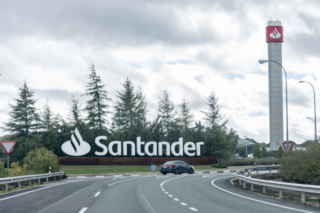 Archivo - Exteriores de la Ciudad Financiera del Banco Santander, en Boadilla del Monte, a 5 de febrero de 2026, en Boadilla del Monte, Madrid (España).