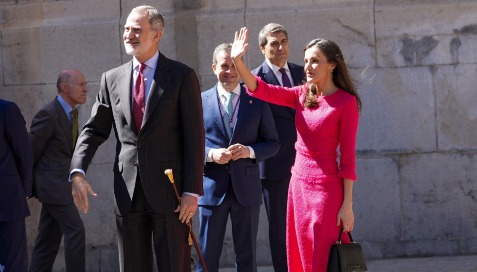 El rey Felipe VI, con el bastón de mando de la ciudad de Jaén, y la Reina Letizia saludan a su llegada