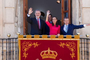 Los reyes saludan desde el balcón a las personas congregadas en la plaza de Santa María