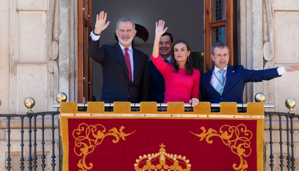Los reyes saludan desde el balcón a las personas congregadas en la plaza de Santa María