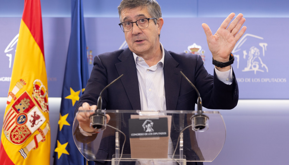 Archivo - El portavoz del PSOE en el Congreso, Patxi López, durante una rueda de prensa en el Congreso